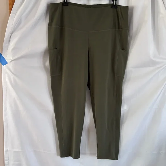 High-Waist Olive Capri Leggings with Side Pockets - Picture 1 of 5
